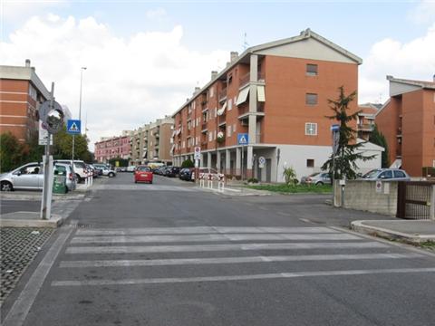 In via Carmelo Maestrini … da “Attraversamento pedonale rialzato” a RAMPA DI DECOLLO per autoveicoli !!